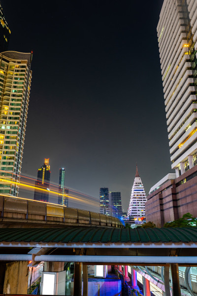 在曼谷的夜晚时间长暴露在泰国曼谷的沙顿。