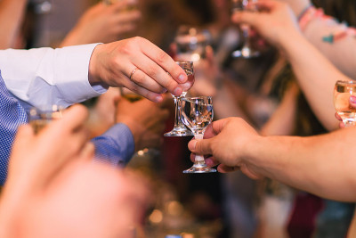 手拿伏特加杯庆祝俄罗斯传统节日