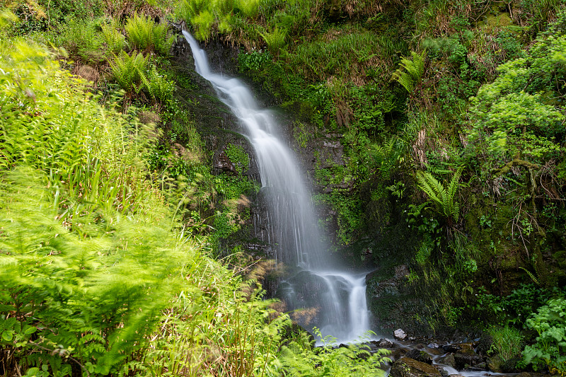 Hollowbrook瀑布在西南海岸