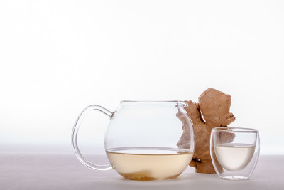 姜茶在茶壶与玻璃和有机根。