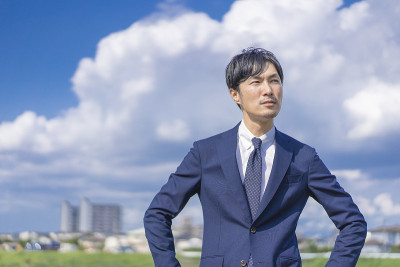 一个穿着外套的男人