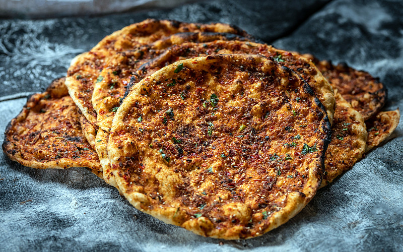 安提阿(Antakya)当地风味之一的有机炭火面包和分层面包的制作