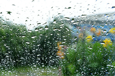 雨滴落在玻璃上