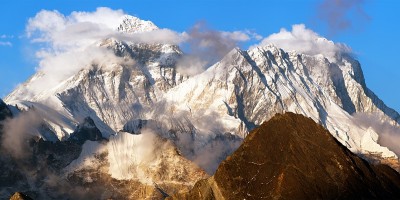 珠穆朗玛峰和洛子山傍晚全景