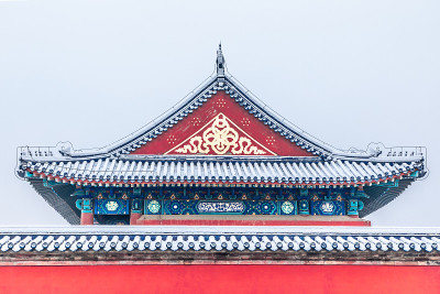 红墙雪在西侧天坛，北京，中国