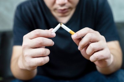 男人戒烟是为了健康。