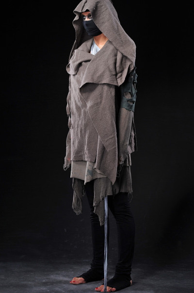 穿着不同设计服装和迷彩服的女战士