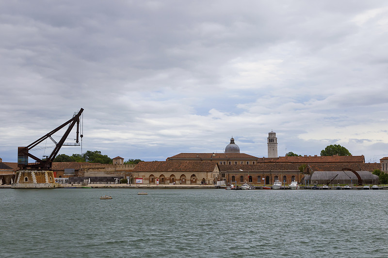 工业船坞(Arsenale di Venezia)在意大利，威尼斯。装载起重机和码头。