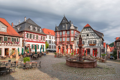 Heppenheim,德国。市场上的木材房屋