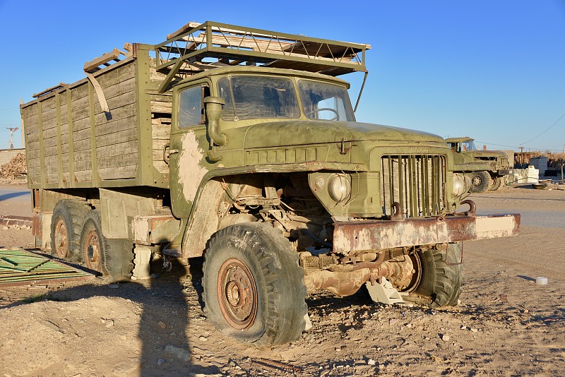 1960年代的苏联卡车，卡拉库姆沙漠，土库曼斯坦