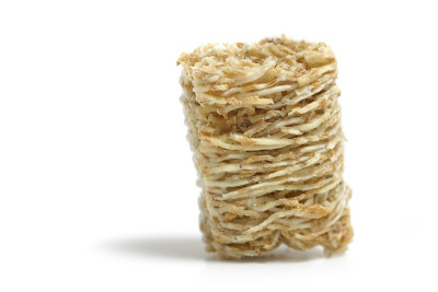 白色背景上的碎麦片