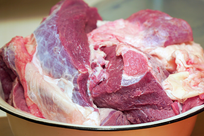 生牛肉在盘子里特写