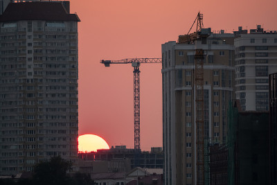 市中心的夕阳。叶卡特琳堡,俄罗斯