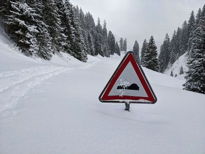 交通继电器陷在雪中。瑞士山区积雪覆盖的公路。从格拉尔到穆塔塔