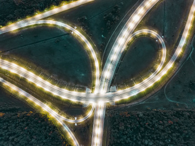 公路路口夜景，无人机俯视图