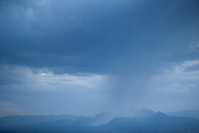 雨从远处