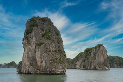 在越南的下龙湾，一个晴朗的夏日