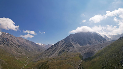 云在高山顶上流动