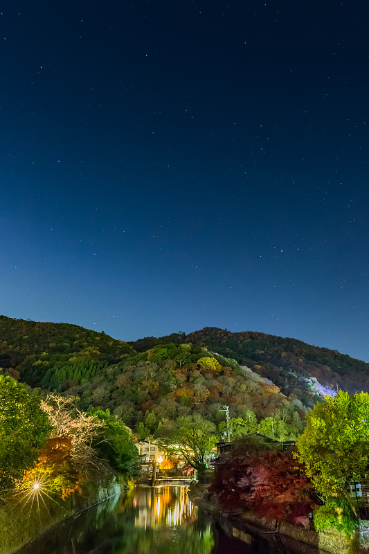 日本京都的秋叶和星空
