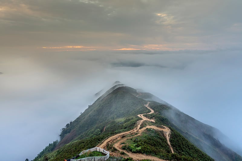 在越南山拉的塔学，北彦的恐龙脊椎骨。日出，山川山径路全景景观