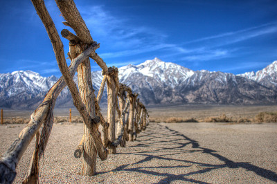 天然木栅栏与美丽的山覆盖在雪，Manzanar