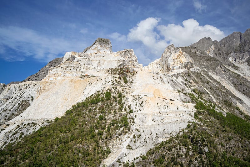 阿普安阿尔卑斯山卡拉拉的白色大理石采石场全景。科伦纳塔，马萨卡拉拉区。意大利托斯卡纳