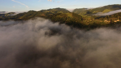 鸟瞰图的山脉和山谷在巴西