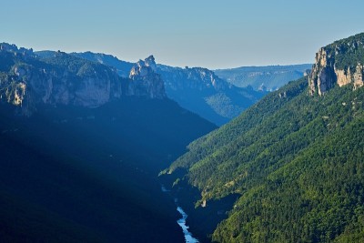 峡谷中有塔恩河，日出时有峡谷杜塔恩的光影