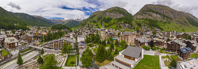 瑞士泽马特山谷上午的美丽景色全景