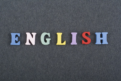 英文字黑板板背景由彩色abc字母块木制字母组成，复制空间为广告文字。学习英语的概念
