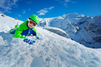 孩子滑雪者在山上享受雪的乐趣