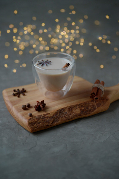 香料马沙拉茶由红茶和香料和药草冲泡而成
