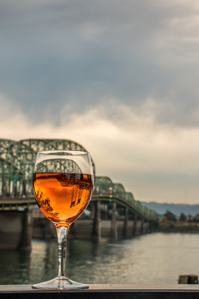 Rosé葡萄酒杯倒置州际桥波特兰温哥华州际线