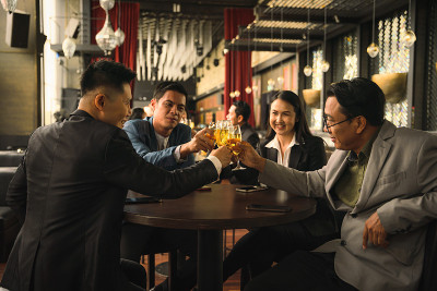 亚洲商务人士在商务酒廊和俱乐部举杯庆贺友谊