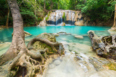 美丽的瀑布风景(四面瀑布)在北碧府亚洲东南亚泰国，旅游目的地概念
