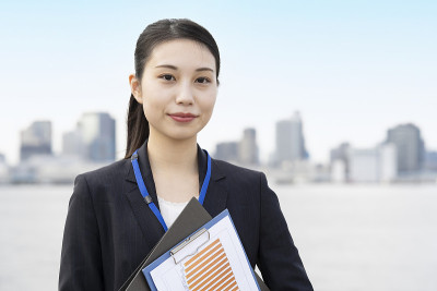 亚洲年轻商业女性户外