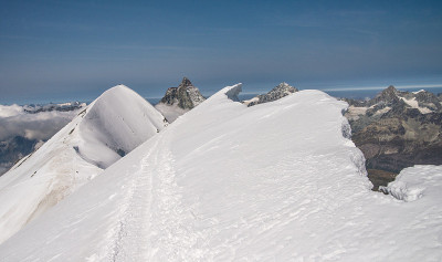 佩宁阿尔卑斯山脉上美丽的白雪皑皑的布赖托山脊