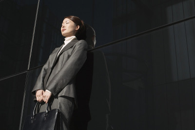 闭着眼睛靠在外面的女商人