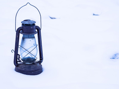雪中的旧煤油灯。孤立。