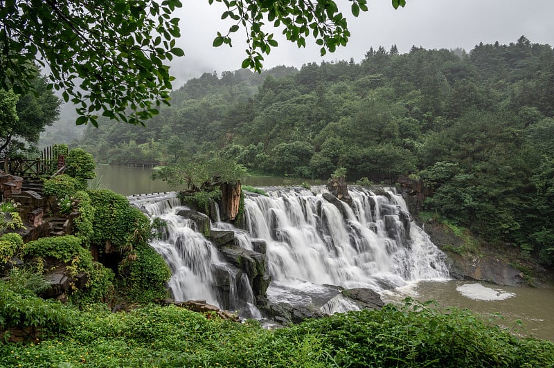 雨后，岩石前面的瀑布更大了