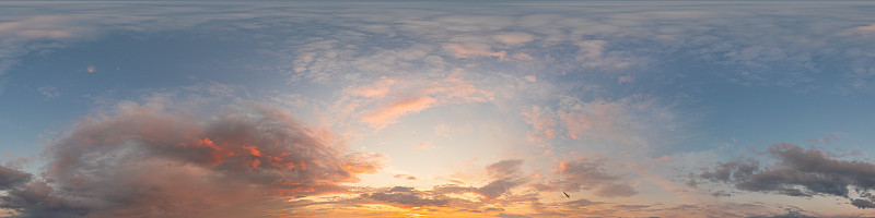 深蓝色日落天空全景与卷云。无缝hdr pano球形等矩形格式。完成天顶三维可视化，游戏和天空替换无人