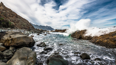 小泻湖中的波浪