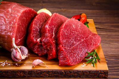 切板上的新鲜生牛肉