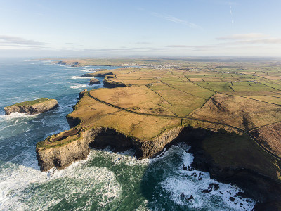 爱尔兰西克莱尔的空中环头半岛。Kilkee Beach县，爱尔兰克莱尔。