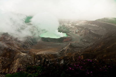 Poas火山在一个沉重的尘埃
