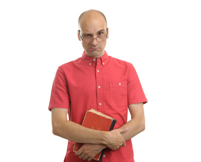 拿着书的严肃的人
