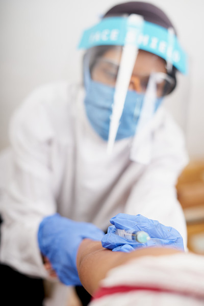 女医生正在给一个小男生注射疫苗