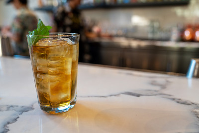 迈泰鸡尾酒与薄荷叶在酒吧柜台在餐厅