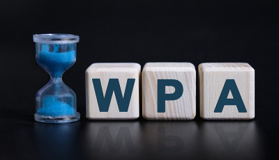 WPA - Wi-Fi保护访问-概念与沙漏。黑色的桌子上放着木方