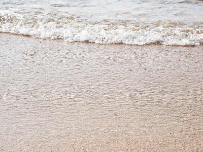 沙努尔海滩的海浪